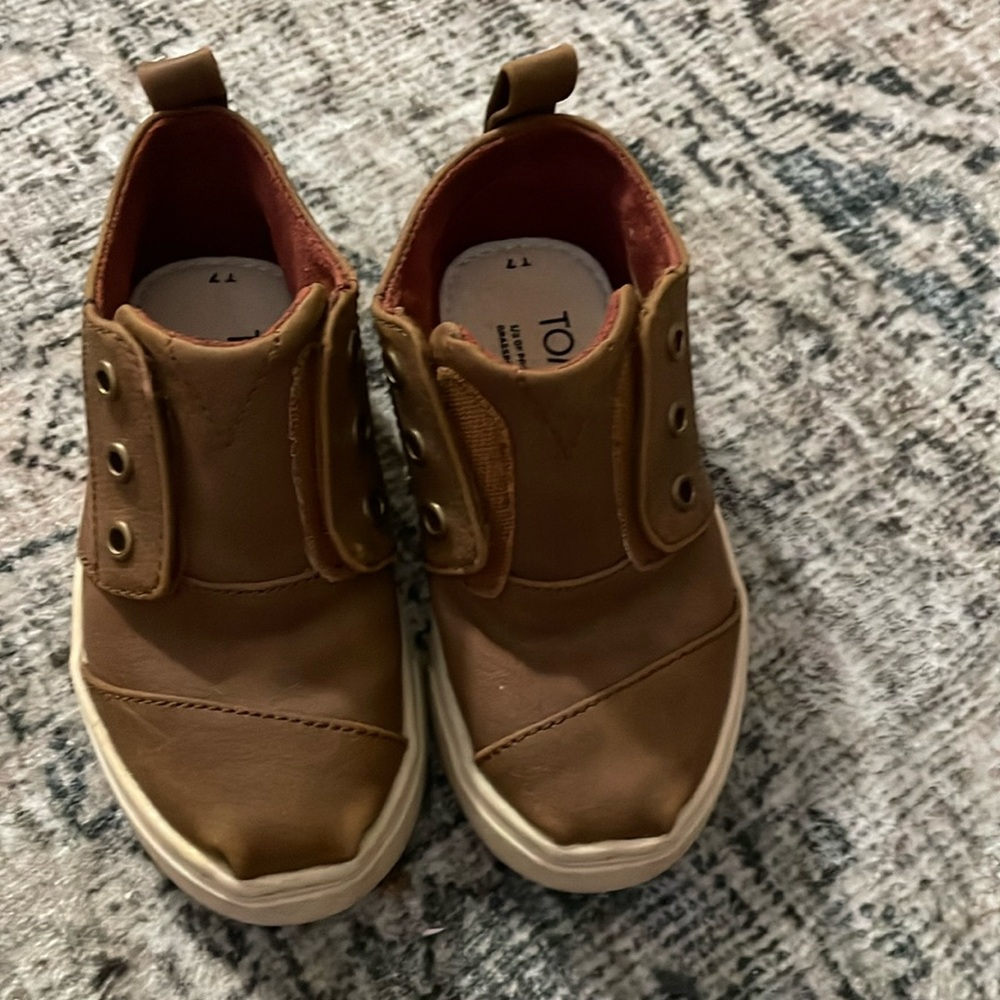 Toddler boy slip on Tom’s